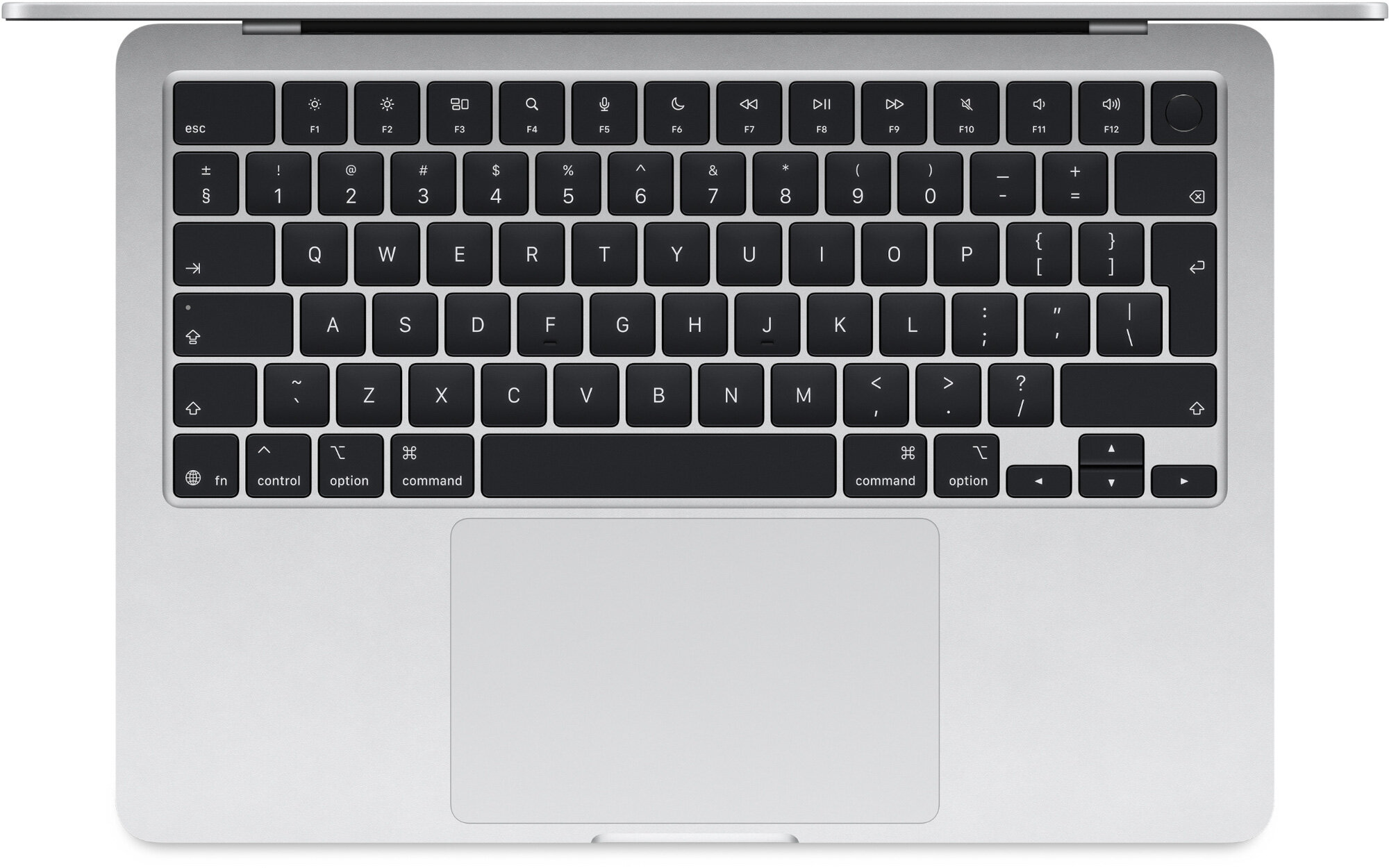 Srebrny laptop z widoczną klawiaturą QWERTY, posiada czarne klawisze z białymi oznaczeniami liter, cyfr i symboli. Na klawiaturze znajdują się klawisze funkcyjne oraz duży touchpad poniżej.