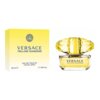 Na zdjęciu znajduje się żółte opakowanie z napisem "VERSACE YELLOW DIAMOND" oraz flakon perfum o tej samej nazwie z żółtym, diamentowym korkiem. Na opakowaniu widnieje również tekst "EAU DE TOILETTE NATURAL SPRAY 50 ml e 1.7 US fl.oz.".