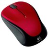 Czerwona mysz komputerowa z czarnymi bokami i rolką przewijania, na której widoczne jest logo "Logitech" w dolnej części.