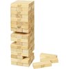 Na zdjęciu widoczna jest wieża zbudowana z drewnianych klocków z napisem "Jenga" na każdym z nich, a obok leżą trzy luźne klocki. Klocki są ułożone w stos, a niektóre z nich są lekko wysunięte.