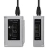 Na zdjęciu widoczny jest tester kabli z dwoma modułami oznaczonymi jako "MASTER" i "REMOTE", z podłączonymi kablami. Na module "MASTER" znajdują się napisy "CABLE TESTER RJ12+RJ45", "POWER", oraz przełącznik z pozycjami "OFF", "ON", "S", a na obu modułach