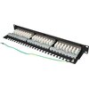 Na zdjęciu znajduje się patch panel LANBERG PPS6-1024-B, który jest czarny i posiada trzy rzędy białych złączek. Widoczny jest również żółto-zielony przewód uziemiający przymocowany do panelu.