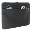Czarne etui na laptopa z zamkiem błyskawicznym, w którego zewnętrznej kieszeni znajdują się smartfon i zwinięty biały kabel. Na etui widoczne jest logo z napisem "TUCANO".