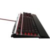 Czarna klawiatura mechaniczna z czerwonym podświetleniem klawiszy, widoczna z perspektywy bocznej. Kabel klawiatury jest opleciony w czerwono-czarny wzór.