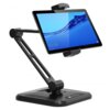 Czarny uchwyt do tabletu z regulowanym ramieniem, na którym zamocowany jest tablet z wyświetlaczem pokazującym niebieski ekran z falą i godziną 08:08. Na podstawie uchwytu widoczne jest logo TECHLY.