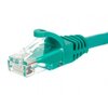 Zielony kabel sieciowy z wtyczką RJ-45, z przezroczystą osłoną na końcówce, ukazujący metalowe styki wewnątrz. Kabel ma żebrowaną osłonę, która zapewnia dodatkową ochronę i elastyczność.