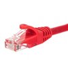 Czerwony kabel sieciowy RJ-45 z przezroczystą wtyczką, na której widoczne są metalowe styki. Na kablu znajduje się napis "NETRACK".