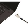 Na zdjęciu widoczny jest fragment laptopa z klawiaturą oraz portem, do którego zbliżona jest metalowa linka zabezpieczająca. Linka ma srebrny zamek i czarny kabel.