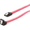 Czerwony kabel SATA z dwoma czarnymi złączami, z których jedno jest pod kątem prostym. Na kablu widoczny jest tekst: "AWM STYLE 2725".