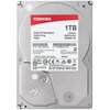 Srebrny dysk twardy z widoczną etykietą zawierającą tekst: "TOSHIBA 1TB High-Performance Hard Drive P300 7200rpm 64MB buffer HDWD130". Na etykiecie znajdują się również informacje techniczne, ostrzeżenia oraz symbole certyfikacji.