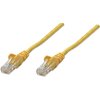 Żółty kabel sieciowy z dwoma złączami RJ-45 na obu końcach, widoczny na białym tle. Złącza mają przezroczyste osłony, przez które widać kolorowe przewody wewnętrzne.