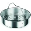 Stalowy wkład do szybkowaru o średnicy 22 cm z uchwytem, posiada perforowane dno z wycięciami w kształcie łuków. Produkt ma gładką, błyszczącą powierzchnię.