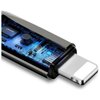 Zbliżenie na końcówkę kabla USB z widocznym wnętrzem, ukazującym niebieski obwód elektroniczny. Na obwodzie znajduje się napis "USAMS".