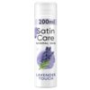 Biały pojemnik z napisem "200 ml Satin Care Normal Skin" oraz "Lavender Touch", ozdobiony grafiką lawendy na fioletowym tle.