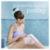 Osoba w fioletowym stroju kąpielowym goli nogę pokrytą pianką w łazience z niebieskimi kafelkami. Na zdjęciu widoczny jest tekst: "zapewnia lepszy poślizg".