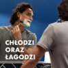 Mężczyzna goli się przed lustrem, na twarzy ma piankę do golenia, a w tle widoczna jest niebieska ściana. Na zdjęciu znajduje się tekst: "CHŁODZI ORAZ ŁAGODZI".