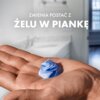 Na zdjęciu widoczna jest dłoń trzymająca porcję niebiesko-białego żelu do golenia, a w tle znajduje się rozmyta łazienka. Na górze zdjęcia umieszczony jest tekst: "ZMIENIA POSTAĆ Z ŻELU W PIANKĘ".