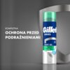 Na zdjęciu znajduje się opakowanie żelu do golenia marki Gillette Series z zieloną nakrętką i niebiesko-białą etykietą, na której widnieje napis "SHAVE GEL" oraz "SOOTHING WITH ALOE VERA". Obok produktu znajduje się tekst: "KOMPLETNA OCHRONA PRZED PODRAŻN