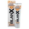 Na zdjęciu znajduje się tubka pasty do zębów oraz jej opakowanie z napisem "BLANX" i informacją o intensywnym usuwaniu przebarwień z 100% naturalnym bambusem. Na opakowaniu widnieje również tekst "Przeciw osadom dym z papierosa, kawa, herbata" oraz "Nieab