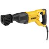 Na zdjęciu znajduje się żółto-czarna piła szablasta z widocznym logo "DEWALT" na obudowie. Urządzenie ma ergonomiczny uchwyt i przewód zasilający.