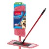 Czerwony mop płaski z czarnym uchwytem, z opakowaniem zawierającym tekst: "Vileda pet pro MICROFIBRE UNIVERSAL". Na opakowaniu widoczne są zdjęcia psa i kota oraz napis "LOVE IT CLEAN" i "MADE WITH RECYCLED PLASTIC".