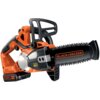 Na zdjęciu znajduje się akumulatorowa piła łańcuchowa w kolorze pomarańczowo-czarnym z widocznym logo "BLACK+DECKER" na prowadnicy. Na obudowie widoczny jest napis "LITHIUM 18V 2.0AH".