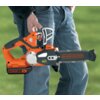 Na zdjęciu widoczna jest pomarańczowo-czarna piła łańcuchowa akumulatorowa z logo "BLACK+DECKER" na osłonie prowadnicy. Na obudowie piły znajdują się napisy: "LITHIUM 2.0AH 18V".