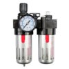 Zespół filtrujący reduktor + smarownica VOREL 81556 składa się z dwóch metalowych cylindrów z czarnymi elementami, z manometrem wskazującym ciśnienie w barach i psi. Na cylindrach widoczne są czerwone elementy oraz tekst w języku angielskim.