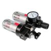 Zespół filtrujący reduktor + smarownica VOREL 81556 składa się z dwóch metalowych cylindrów z widocznymi czerwonymi elementami oraz manometru z białą tarczą i czarną obudową. Na cylindrach znajdują się czytelne napisy w języku angielskim.