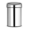 Srebrny, cylindryczny kosz na śmieci z uchylną pokrywą, wykonany z błyszczącego metalu. Kosz ma gładką powierzchnię i minimalistyczny design.