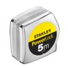 Na zdjęciu znajduje się miara zwijana z metalową obudową, na której widnieje żółto-czarna etykieta z napisem: "STANLEY PowerLock 5m 33-198". Obudowa ma wyraźne, poziome żłobienia na bocznej powierzchni.
