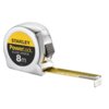 Na zdjęciu znajduje się miara zwijana z metaliczną obudową i wysuniętą taśmą pomiarową. Na obudowie widnieje napis: "STANLEY PowerLock BLADE ARMOR 8m 33-527".