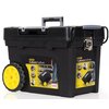 Czarna skrzynka narzędziowa z żółtymi kołami i metalowym zamkiem, na której widnieje etykieta z napisem "STANLEY ProMobile ToolChest" oraz zdjęciami przedstawiającymi różne zastosowania produktu. Na etykiecie znajduje się również napis "Skrzynka 97-503" o