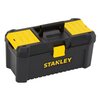 Czarna skrzynka narzędziowa z żółtymi elementami, na której widnieje logo "STANLEY". Skrzynka posiada uchwyt do przenoszenia oraz zamknięcie w kolorze żółtym.