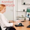 Na obrazie widoczny jest biurowy stół z monitorem, klawiaturą i myszką na podkładce, a na ekranie monitora wyświetlana jest strona internetowa. W lewym górnym rogu znajduje się tekst "Komfort i precyzja" napisany czerwonymi literami.