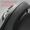Zbliżenie na czarną mysz komputerową z widocznym srebrnym kółkiem przewijania oraz przyciskiem bocznym. Na szarym tle widnieje czerwony napis "Praktyczne przyciski".