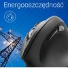 Na obrazie widoczna jest czarna mysz komputerowa na tle nieba z liniami energetycznymi oraz wieżą przesyłową. W górnej części obrazu znajduje się napis "Energooszczędność" oraz ikona przedstawiająca świnkę skarbonkę z błyskawicą.
