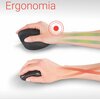 Obraz przedstawia dwie dłonie trzymające różne modele myszy komputerowych, z tekstem "Ergonomia" umieszczonym na górze. Na przedramionach widoczne są kolorowe linie, które sugerują różne poziomy komfortu użytkowania, z zielonymi liniami przy ergonomicznej