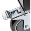 Zbliżenie na metalowy element z kółkiem, prawdopodobnie część szafki narzędziowej, z widocznym mechanizmem blokującym. Na oponie kółka widoczny jest napis "125x32".