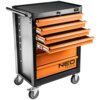 Czarna szafka narzędziowa na kółkach z pięcioma wysuniętymi pomarańczowymi szufladami, na której widnieje logo "NEO TOOLS". Na górze szafki znajduje się uchwyt oraz powierzchnia antypoślizgowa.