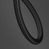 Czarny kabel o plecionym wzorze na ciemnoszarym tle. Kabel jest zakrzywiony, a jego tekstura jest wyraźnie widoczna.