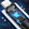 Zbliżenie na wtyczkę USB z widocznymi wewnętrznymi elementami elektronicznymi, takimi jak płytka drukowana i podświetlone na niebiesko ścieżki. Tło przedstawia schematyczny wzór przypominający układ scalony.