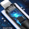 Zbliżenie na końcówkę kabla USB z widocznym wnętrzem, ukazującym niebieski układ elektroniczny z podświetleniem. W dolnej części obrazu znajduje się napis "Smart Chip".