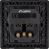 Kwadratowe gniazdko elektryczne z widocznymi oznaczeniami "Lanberg", "CE", "16A 250V~", oraz literami "L" i "N" nad złotymi śrubami. Obudowa jest czarna z geometrycznym wzorem na krawędziach.