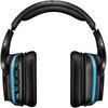 Czarne, bezprzewodowe słuchawki nauszne z niebieskim podświetleniem i widocznymi przyciskami na jednej z muszli. Produkt oznaczony jako "LOGITECH G935" z funkcją dźwięku przestrzennego.