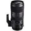Czarny obiektyw fotograficzny z widocznymi oznaczeniami ogniskowej od 70 do 200 mm oraz napisem "70-200mm 1:2.8 DG ø82". Na obiektywie znajduje się logo "SIGMA".
