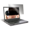 Laptop z otwartym ekranem, na którym znajduje się filtr prywatyzujący, częściowo zasłaniający twarz osoby patrzącej przez lornetkę. Filtr jest lekko uniesiony nad ekranem, co pokazuje jego przezroczystość i funkcję ochrony prywatności.
