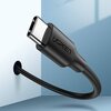 Czarny kabel USB-C marki UGREEN wchodzi do okrągłego otworu w jasnoniebieskiej ścianie. Na wtyczce widoczne jest logo "UGREEN".