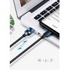 Na zdjęciu widać czarny kabel USB-USB-C marki UGREEN podłączony do laptopa i smartfona, z niebieskimi podświetleniami na końcówkach. Na ekranie smartfona widoczny jest fragment listy z aplikacjami oraz przycisk "CLEAN UP".