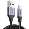 Na zdjęciu widoczny jest szary kabel USB z końcówkami USB i Micro USB, z plecionym oplotem. Na obu końcówkach znajduje się napis "UGREEN".